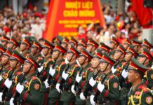 défilé militaire Vietnamien