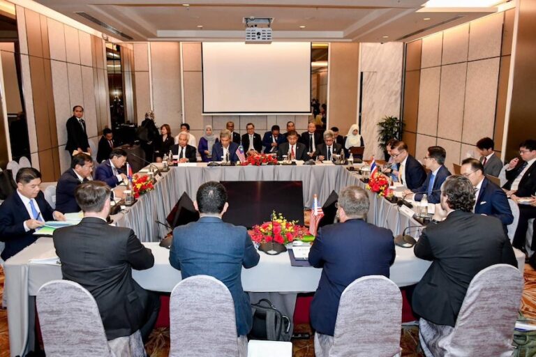 THAÏLANDE – CAMBODGE : Retrait des troupes et déminage, l&rsquo;accord de paix se précise à l&rsquo;approche du Sommet