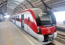 train ligne rouge foncé