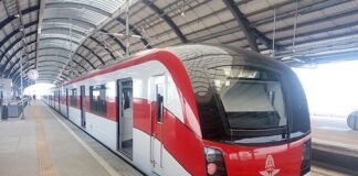 train ligne rouge foncé