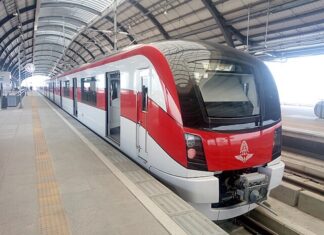 train ligne rouge foncé