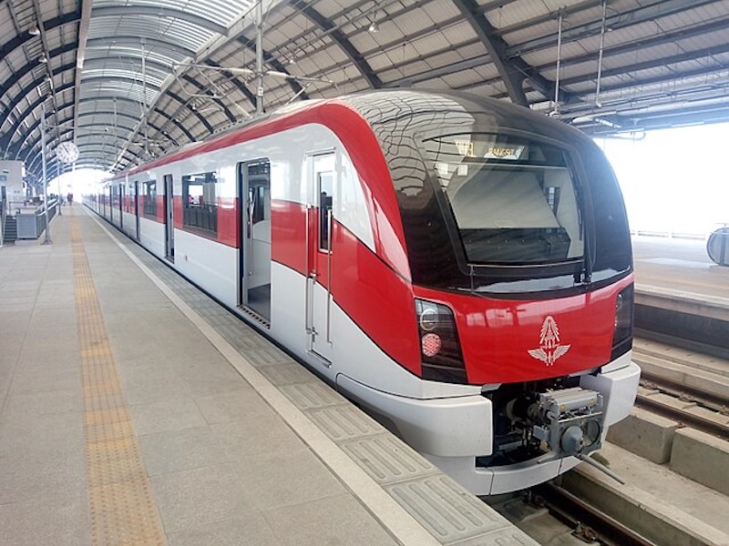 train ligne rouge foncé