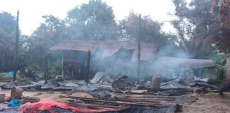 village brulé Birmanie