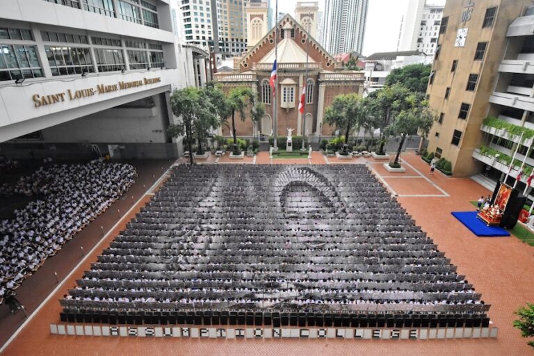 THAÏLANDE – MONARCHIE : 1 250 élèves d’Assumption College rendent hommage à la Reine Mère Sirikit