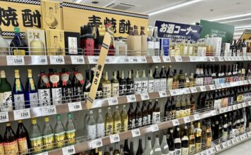 JAPON – ÉCONOMIE : L’optimisme des entreprises et des consommateurs peut-il durer malgré la volatilité industrielle ? supermarché japonais saké