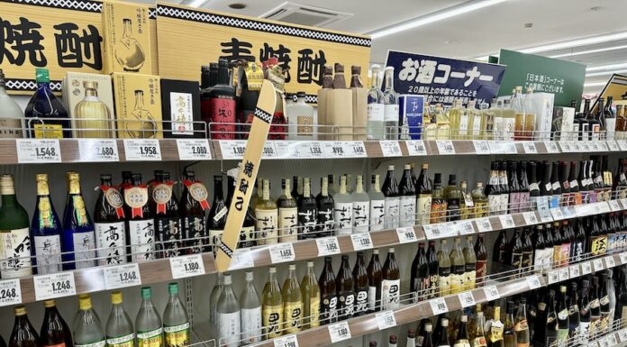 JAPON – ÉCONOMIE : L’optimisme des entreprises et des consommateurs peut-il durer malgré la volatilité industrielle ? supermarché japonais saké
