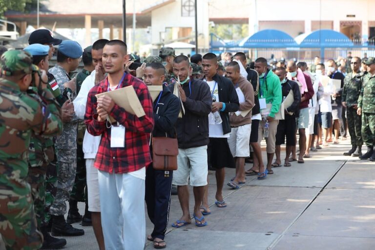 THAÏLANDE – CAMBODGE : Bangkok libère 18 soldats cambodgiens dans le cadre du cessez-le-feu
