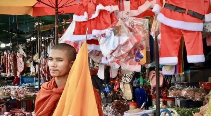 CAMBODGE – CONFLIT : Les chrétiens cambodgiens prient pour la paix Moine bouddhiste cambodgien - Noël