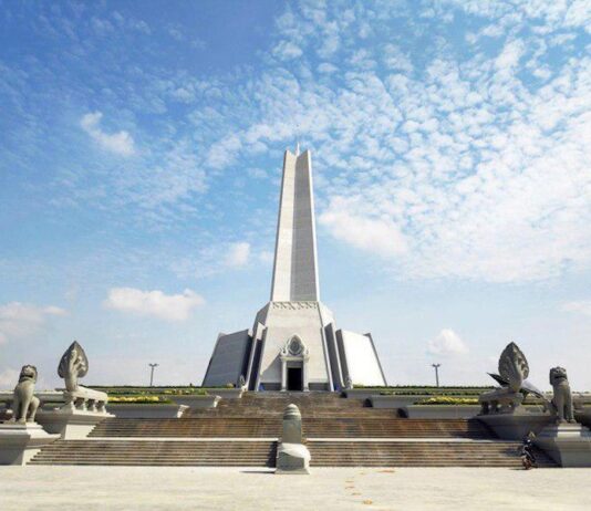 GAVROCHE HEBDO – ÉDITORIAL : 2026, nos prédictions, nos espoirs, nos envies Monument de la paix Cambodge