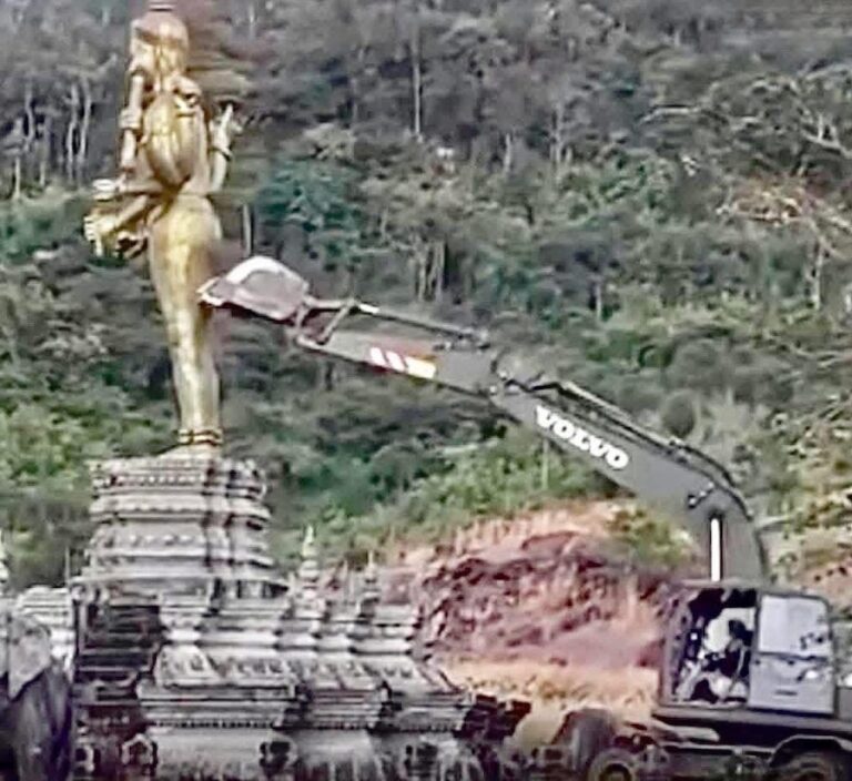 statue détruite par armée Thaïlandaise