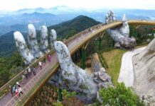 touristes Vietnam Golden bridge