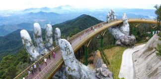 touristes Vietnam Golden bridge