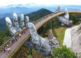 touristes Vietnam Golden bridge