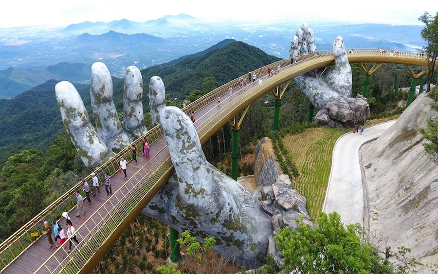 touristes Vietnam Golden bridge