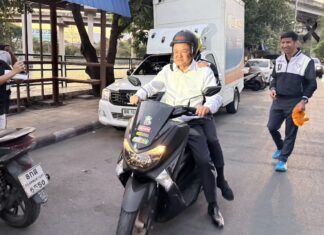 THAÏLANDE – POLITIQUE : Anutin Charnvirakul mise sur la proximité et l’économie au cœur de Bangkok Anutin à moto