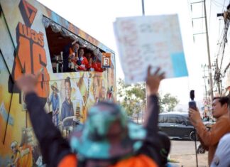 THAÏLANDE – POLITIQUE : Le People Party conserve une avance confortable Bus de campagne People's party