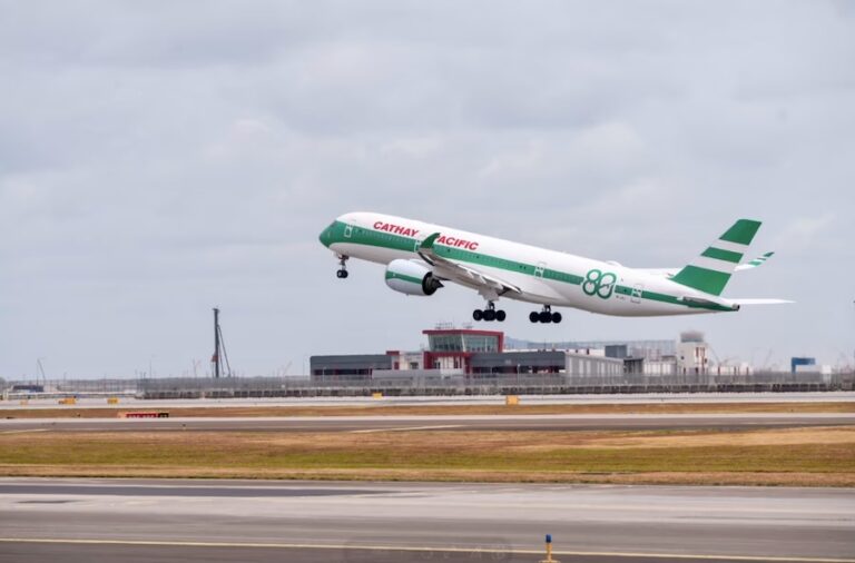 HONG KONG – SINGAPOUR : Cathay Pacific fait atterrir son Airbus A350 rétro dans la cité-État