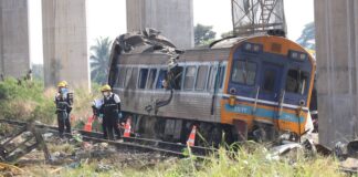 accident de grue sur un train à Korat