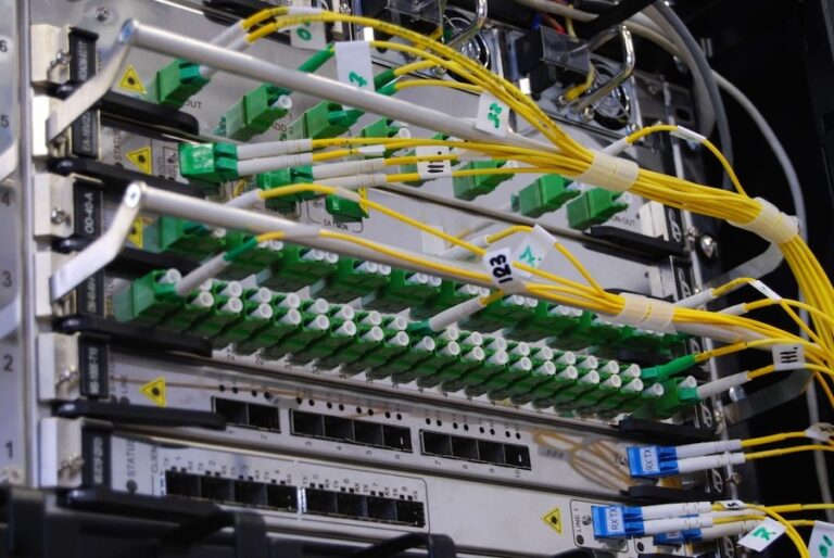 THAÏLANDE – CAMBODGE : Viettel visé par une enquête après un raid thaïlandais sur un hub internet frontalier