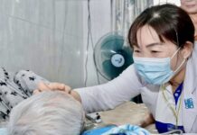 médecin Vietnam personne agée