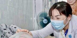 médecin Vietnam personne agée