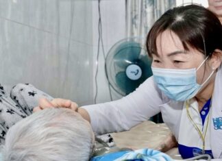VIETNAM – SANTÉ : Prise en charge médicale intégrale pour les ménages « quasi pauvres » et les seniors dès 2026 médecin Vietnam personne agée