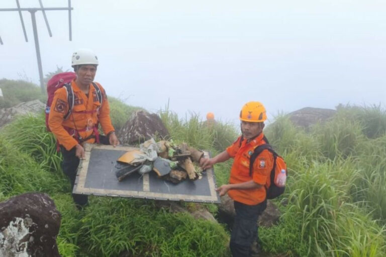 INDONÉSIE – ACCIDENT : L’épave de l’avion de surveillance retrouvé à Sulawesi, un corps récupéré