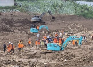 INDONÉSIE – SOCIÉTÉ : 64 morts dans un glissement de terrain à Java secours glissement de terrain