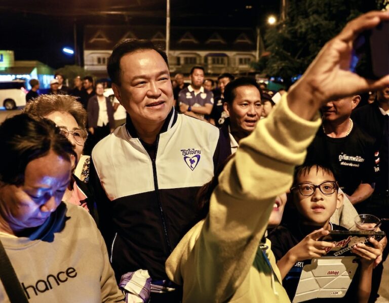 THAÏLANDE – ÉLECTIONS : Anutin fait campagne à Sukhothai en défendant la fermeture de la frontière avec le Cambodge