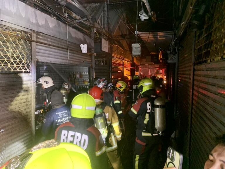 BANGKOK – SOCIÉTÉ : Incendie au marché de Chatuchak : 28 boutiques détruites