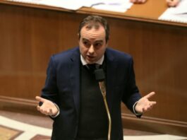 FRANCE – POLITIQUE : Vue d’ailleurs, pull-over, sardines, lunettes et CAC 40 Sébastien Lecornu