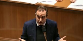 FRANCE – POLITIQUE : Vue d’ailleurs, pull-over, sardines, lunettes et CAC 40 Sébastien Lecornu