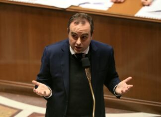 FRANCE – POLITIQUE : Vue d’ailleurs, pull-over, sardines, lunettes et CAC 40 Sébastien Lecornu