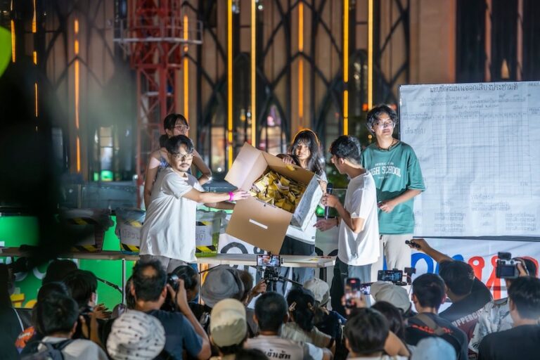 THAÏLANDE – POLITIQUE : Des citoyens et des militants réclament des comptes à la Commission électorale