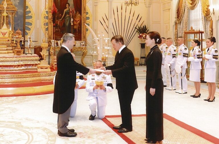 THAÏLANDE – DIPLOMATIE : Le roi et la reine reçoivent le nouvel ambassadeur des États-Unis