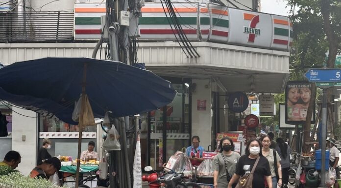THAÏLANDE – ÉCONOMIE : La consommation repart… mais jusqu’à quand ? 7 eleven Bangkok