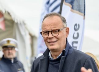 FRANCE – POLITIQUE : Vue d’ailleurs, le premier veut l’Élysée, le second voulait Loana Édouard Philippe