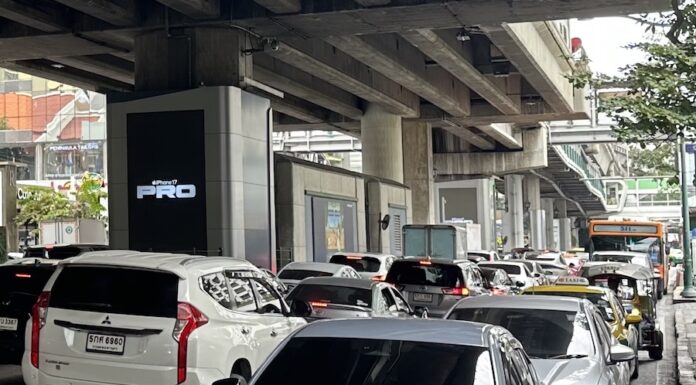 GAVROCHE HEBDO – ÉDITORIAL : Et si les Thaïlandais abandonnaient leurs voitures ? Embouteillage Bangkok