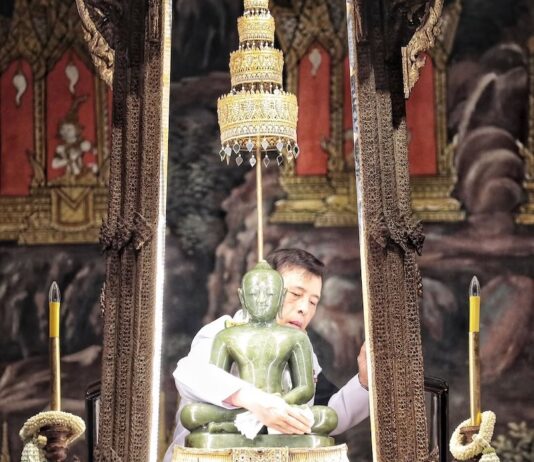 THAÏLANDE – MONARCHIE : Cérémonie du changement de parure du Bouddha d’Émeraude