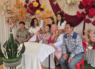 THAÏLANDE – SOCIÉTÉ : Une Thaïlandaise épouse deux Autrichiens lors d’une cérémonie qui fait le buzz Mariage Thaïlande Trio