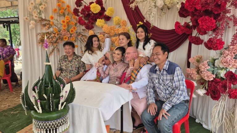 THAÏLANDE – SOCIÉTÉ : Une Thaïlandaise épouse deux Autrichiens lors d’une cérémonie qui fait le buzz