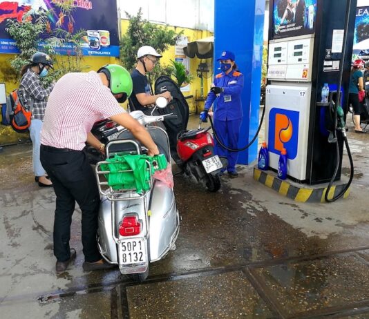 VIETNAM – ÉNERGIE : Hanoï supprime temporairement les taxes sur les carburants face à la flambée du pétrole