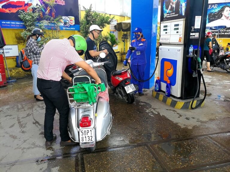 VIETNAM – ÉNERGIE : Hanoï supprime temporairement les taxes sur les carburants face à la flambée du pétrole