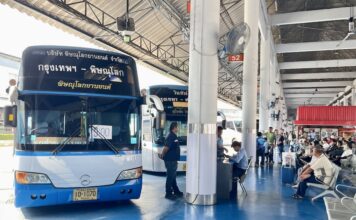THAÏLANDE – SOCIÉTÉ : Affluence maximale dans les bus à la veille de Songkran Bus affluence