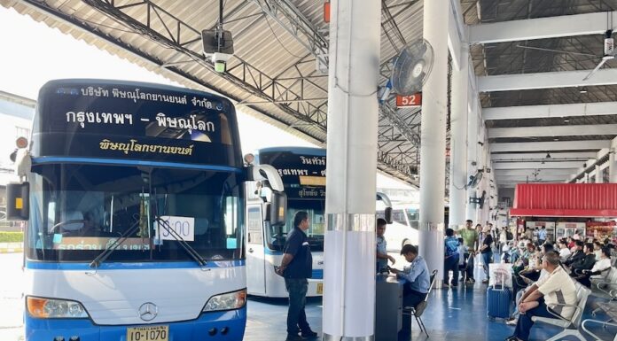 THAÏLANDE – SOCIÉTÉ : Affluence maximale dans les bus à la veille de Songkran Bus affluence