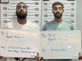 Deux Français à la station de police