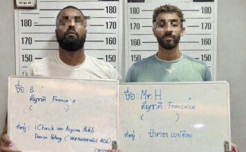 Deux Français à la station de police