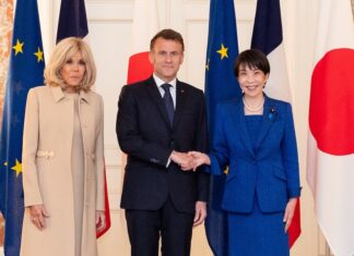 Emmanuel Macron avec Sanae Takaichi