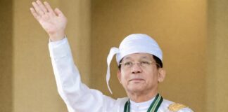 Min Aung Hlaing en salutation