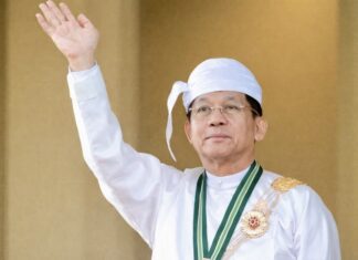 Min Aung Hlaing en salutation